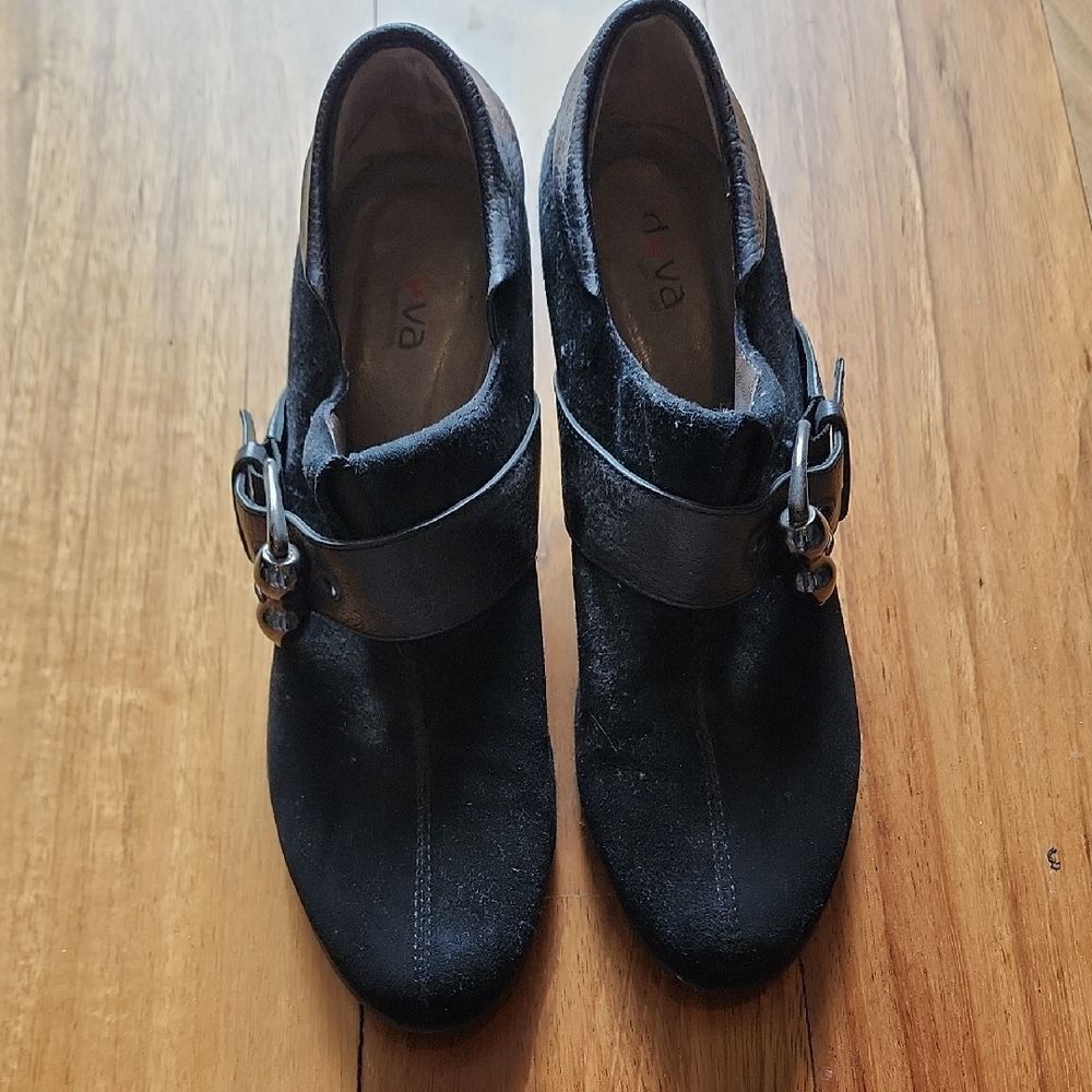 Diva Black Ankle Booties with Strap Accent - Women's Size 8.5